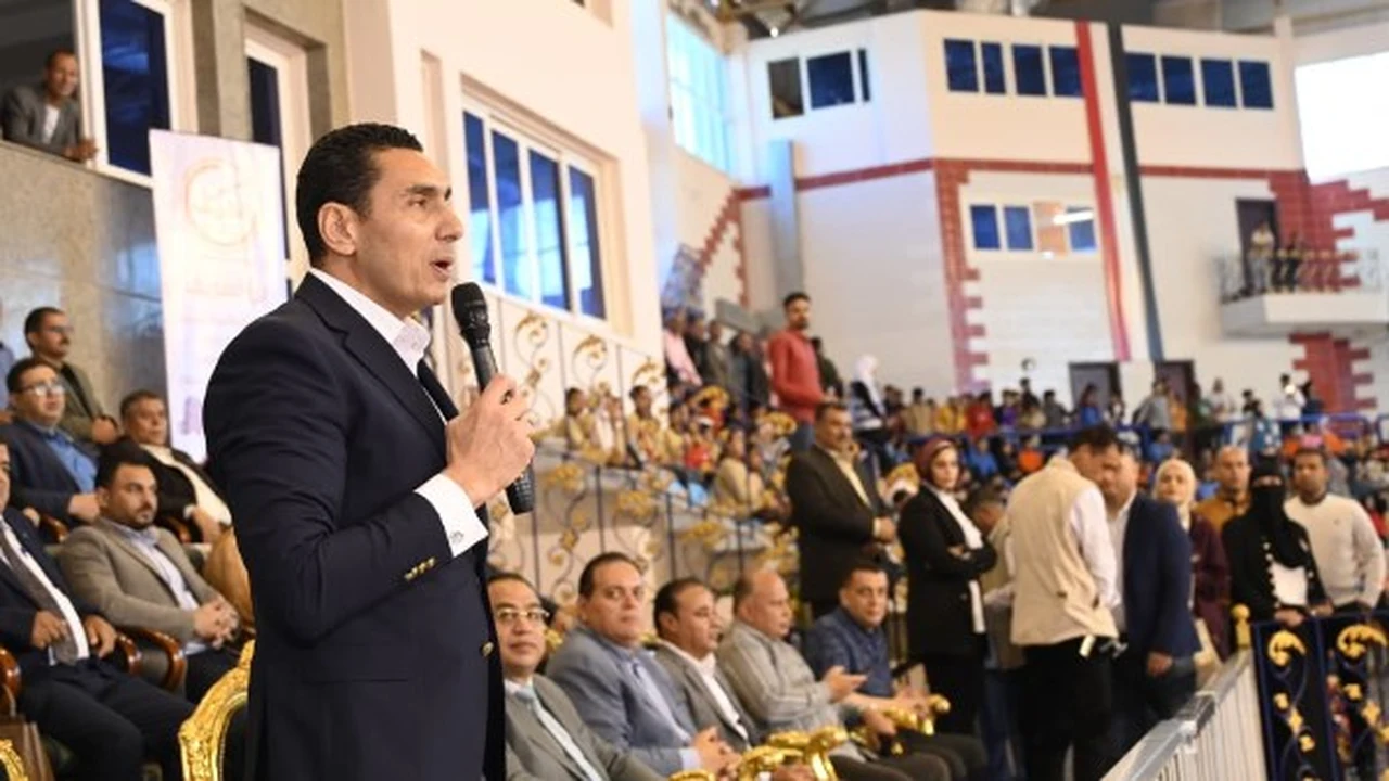 وزير الرياضة يتفقد الصالة المغطاة في العريش